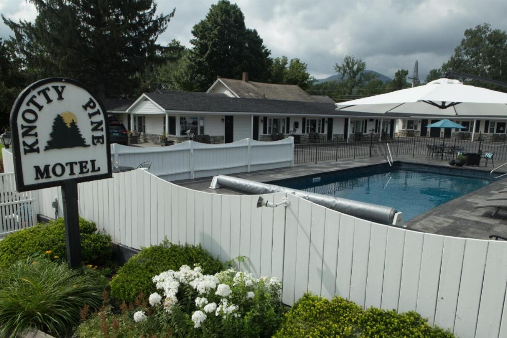 Knotty Pine Motel Image 11