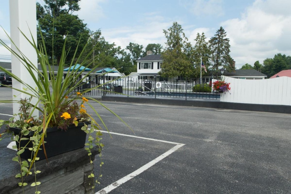 Knotty Pine Motel Image 12