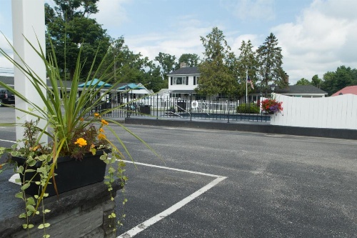Knotty Pine Motel image 12