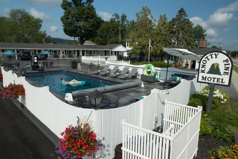 Knotty Pine Motel Image 14