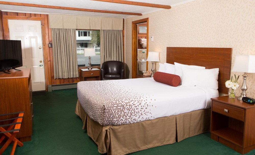 Knotty Pine Motel Main image