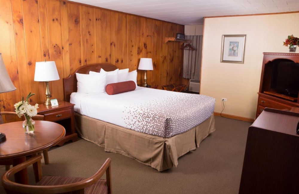 Knotty Pine Motel Image 6